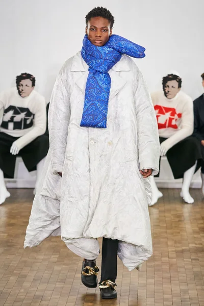 Look 16